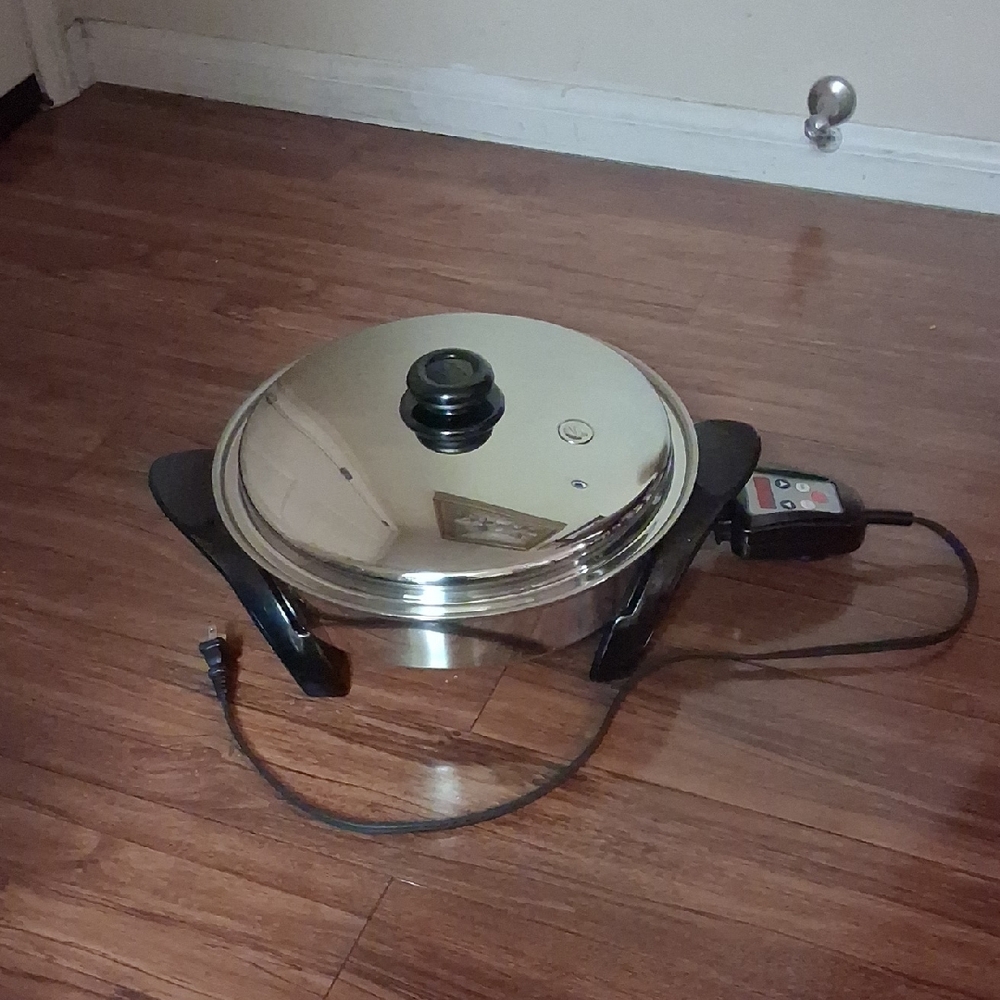 Electric Skillet with Lid - Silver and Black